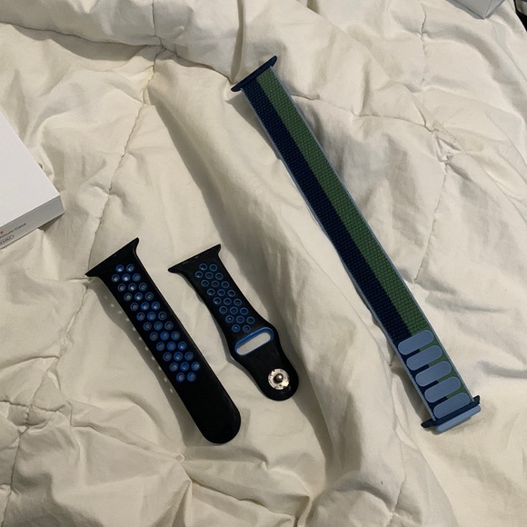 2 Apple Watch bands - Picture 1 of 6